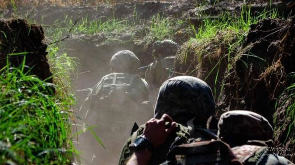 Bốn người lính này chỉ được trang bị súng bộ binh, một ít đạn và hai quả lựu đạn; nhưng họ đã không chọn cách đầu hàng, hay buông vũ khí trước sự bao vây dày đặc của quân Ukraine. Thay vào đó, họ chọn cách ẩn nấp vào khu rừng gần làng, làm chỗ ẩn náu tự nhiên.