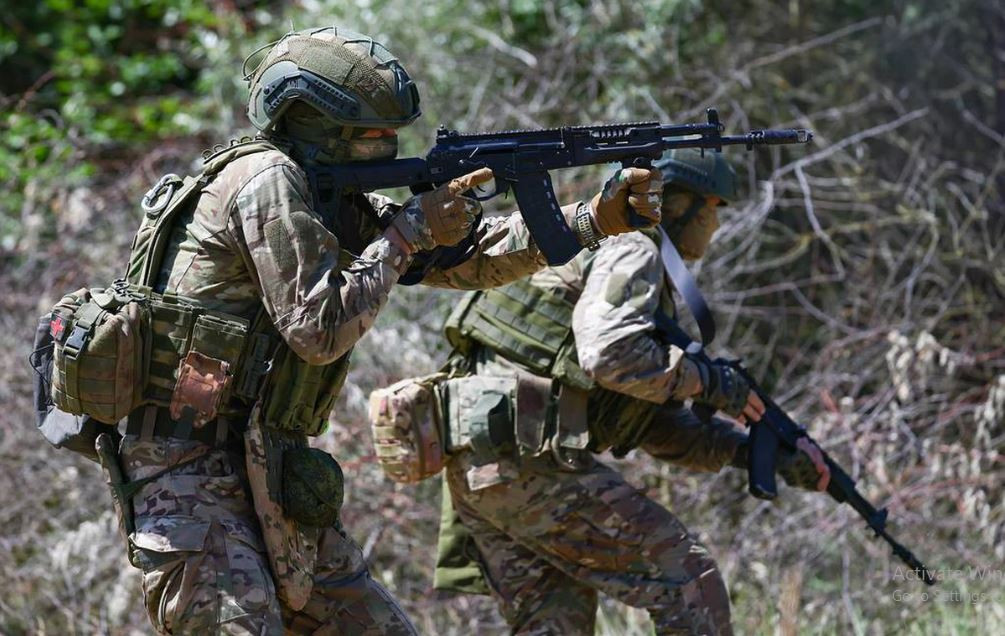 Một người lính có tên Alexey trong "Nhóm Ivan", mô tả sự phấn khích của họ khi nhìn thấy quân Nga, không khó để tưởng tượng đó là loại cảm xúc giải tỏa nào - một điều may mắn vì đã sống sót sau cuộc bao vây kéo dài, cũng như cho khát vọng chiến thắng.