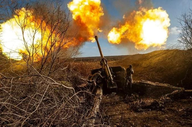 Nhưng phía bên kia, Quân đội Nga cũng đối mặt với câu hỏi hóc búa về cung ứng và thực ra cũng không hề dễ dàng. Nhờ khối tài sản gia đình giàu có do Liên Xô để lại, nên mức tiêu thụ đạn pháo của quân đội Nga luôn cao hơn đáng kể so với quân đội Ukraine.