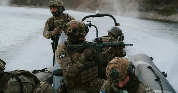 Trong vài tuần tới, mặt sông Dnieper sẽ đóng băng và mặt nước sẽ được bao phủ bởi băng, giúp quân tiếp viện Ukraine dễ dàng được tăng cường hơn và nhiều cuộc tấn công có thể sẽ được tiến hành, không chỉ nhằm vào Krynky mà còn ở khu vực đập Novokakhovka. Những khu vực đã được thiết lập đầu cầu rõ ràng sẽ là trọng tâm hướng tấn công của quân đội Ukraine.