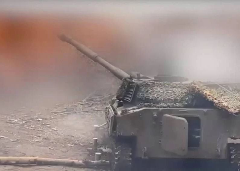 Một ngày trước, hai thuyền đổ bộ của Ukraine bị lực lượng trinh sát Nga phát hiện và tấn công bằng hỏa lực pháo binh, nhưng hôm nay quân Ukraine đã thành công. Sau khi đổ bộ bằng thuyền, lính biệt kích Ukraine từ rìa phía bắc làng Krynky, đã cùng các binh sĩ Ukraine khác chiến đấu tại đây. 