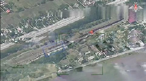 Tuy nhiên, ngày 30/6, một đòn tấn công bất ngờ đã đập tan hoàn toàn hy vọng của Ukraine. Dưới sự dẫn đường của máy bay không người lái, Quân đội Nga đã sử dụng tên lửa đạn đạo chiến thuật Iskander-M tấn công chính xác các đoàn quân vận chuyển xe tăng Leopard-2 của Ukraine, phá hủy hàng chục chiếc xe tăng này của Ukraine. (Nguồn ảnh: CNN, Sputnik, RT, Rvvoenkory).