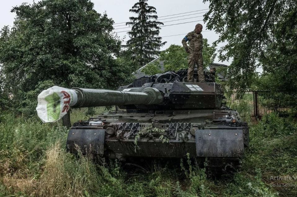 Do Ukraine phải đối mặt với vấn đề thiếu hụt vũ khí nghiêm trọng trong cuộc xung đột kéo dài, nên việc mất xe tăng là điều khó có thể chấp nhận. Lực lượng thiết giáp Ukraine rất cần xe tăng mới để bổ sung khả năng chiến đấu. Vì vậy, mỗi chiếc Leopard-2 mới ra tiền tuyến đều mang nhiều hy vọng rằng chúng có thể đóng một vai trò quan trọng trên chiến trường.