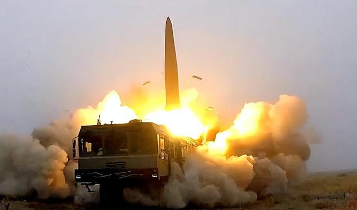 Ngày 29/6, một khu vực trọng điểm phía đông bắc thành phố Zaporizhia bị tấn công, khiến Quân đội Ukraine mất ít nhất 35 người tại khu vực này. Thảm họa này xuất phát từ những sai lầm chiến lược trước đây của Ukraine, khiến họ phải phân bổ lực lượng cực kỳ thụ động. 