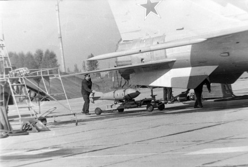 Chữ “T” trong bom FAB-500T là ký hiệu “chịu nhiệt”. Những quả bom này được thiết kế để chịu được ứng suất nhiệt liên quan đến máy bay mang bom có tốc độ lên tới 3,000 km/h. Hơn nữa, một số nguồn tin cho rằng, bom FAB-500T nhờ thiết kế khí động học độc đáo, có thể bay được quãng đường 30-40 km, mà không cần thêm phụ kiện như cánh lượn. 