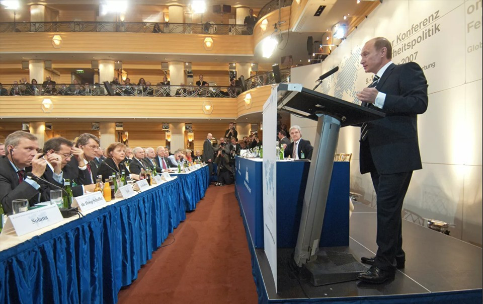 Trong một thời gian dài, ít nhất là kể từ hội nghị an ninh Munich năm 2007, Tổng thống Putin đã đặt ra mục tiêu chiến tranh đầu tiên; đó là làm cho Mỹ tôn trọng Nga và nếu cần, sử dụng vũ lực để được công nhận trong khuôn khổ đa phương, với tư cách là một “cực” quốc tế.