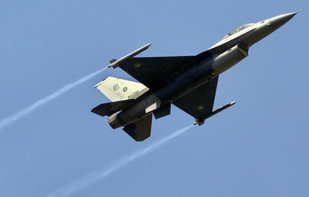 Về vũ khí, F-16 có thể mang theo hai quả bom nặng 900kg, hai tên lửa không đối không tầm ngắn AIM-9 Sidewinder, hai tên lửa không đối không tầm trung tiên tiến AIM-120 và hai thùng nhiên liệu bên ngoài nặng 2.400 pound. Ngoài ra, F-16 còn được trang bị pháo nhiều nòng 20 mm M-61A1.