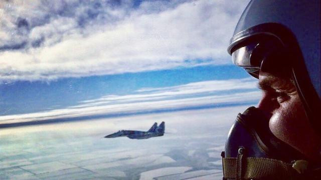 Phi công "Moonfish" nói rằng, mặc dù chiến đấu cơ F-16 "dễ bay hơn" đối với phi công, nhưng việc thích ứng với các hệ thống điện tử tiên tiến hơn của máy bay là một thách thức. Phi công này ví việc đó giống như "từ Nokia chuyển thẳng sang iPhone, mà không có tất cả các bước này ở giữa".