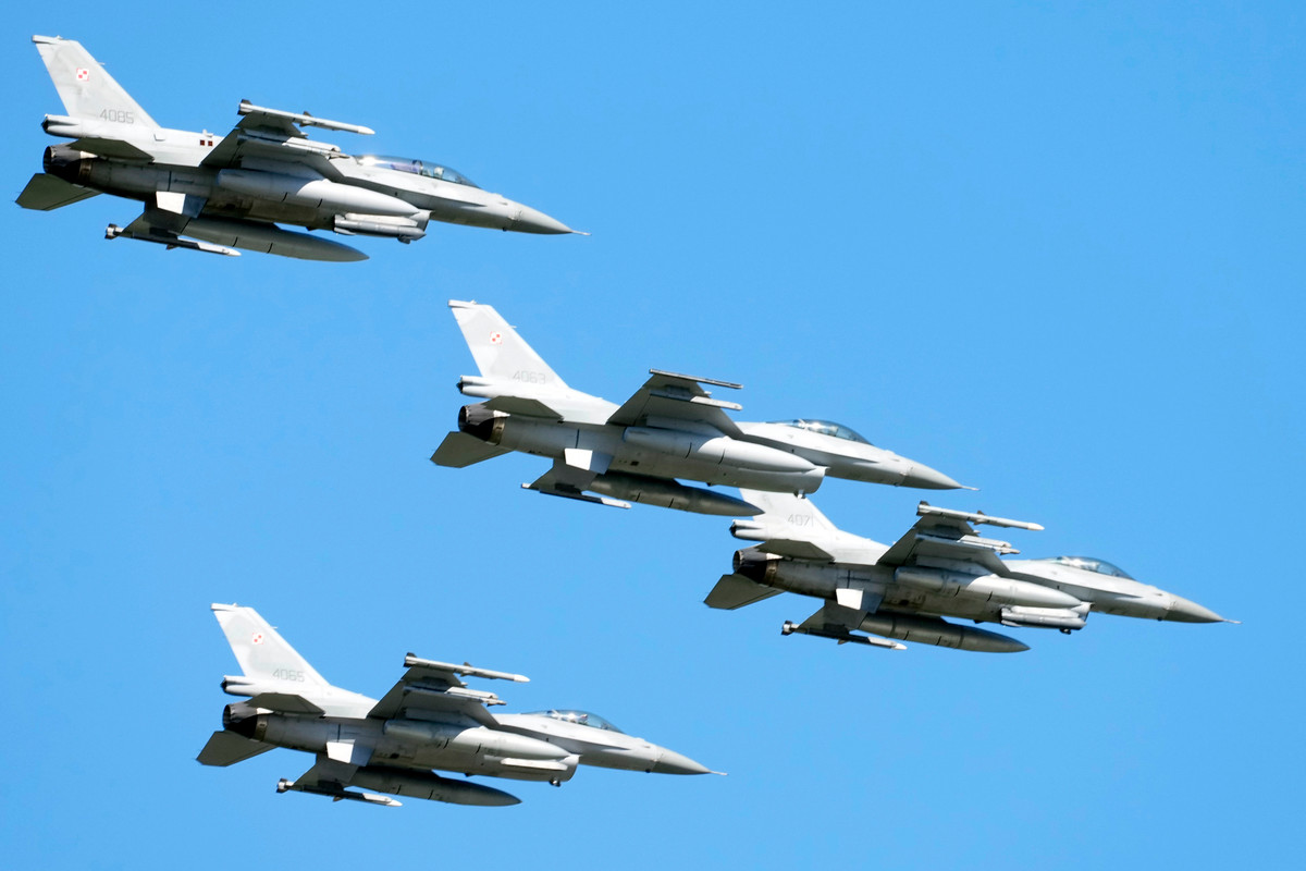 Bán kính chiến đấu của F-16 là 550 km, khi mang theo 4 quả bom 454 kg tấn công mặt đất (không mang tên lửa không đối không). Về khả năng phòng không, F-16 được trang bị tên lửa tầm xa AIM-120, có thể tăng đáng kể phạm vi phòng không của Ukraine.