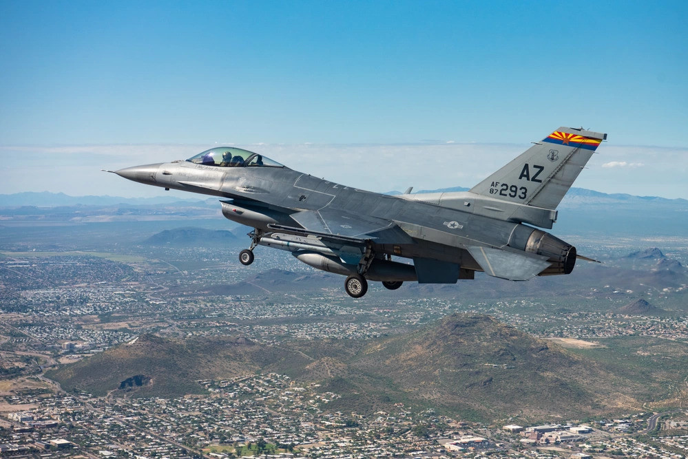 Máy bay F-16 có chiều dài 15.06 m, trọng lượng không tải là 8.936 kg; trọng lượng cất cánh bình thường 12.003 kg; trọng lượng cất cánh tối đa: 16.875 kg. Tốc độ tối đa Mach 2 (2.120 km/h), tầm bay tối đa khi chuyển sân bay: 4.220 km (khi không mang vũ khí và mang thêm 2 thùng nhiên liệu phụ).