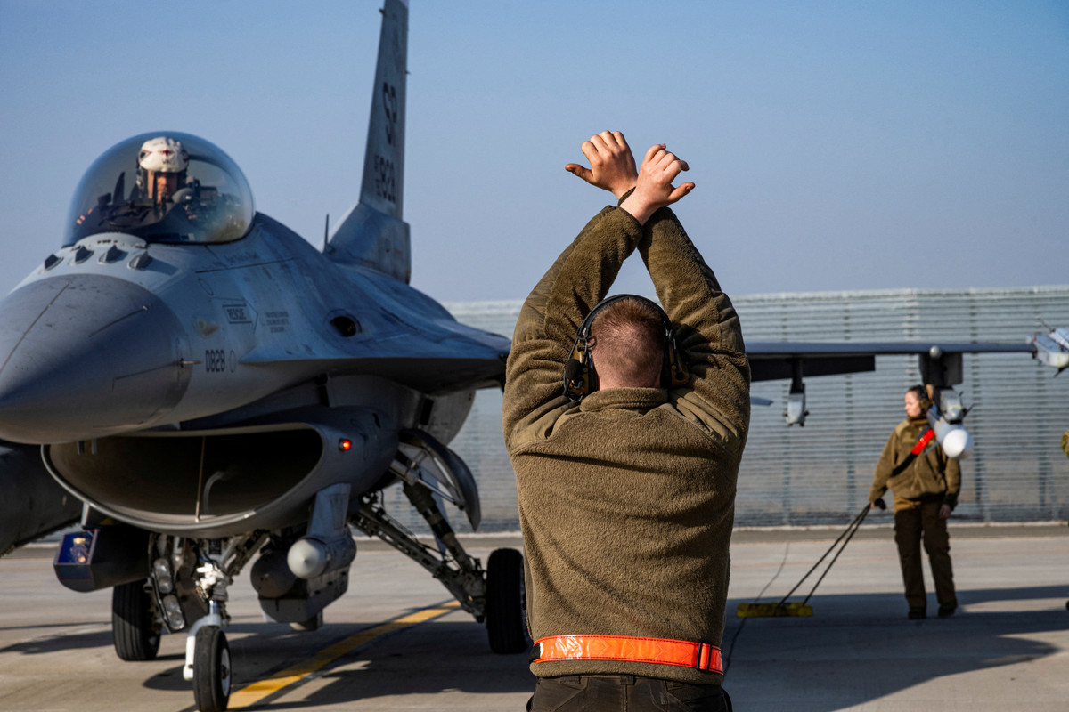 Phi công "Moonfish" cũng cho biết thêm, chiến đấu cơ F-16 rất "tuyệt vời", việc điều khiển nhẹ nhàng vì có phần mềm hỗ trợ; nhưng máy bay có hệ thống điện tử phức tạp hơn các máy bay chiến đấu phản lực do Liên Xô sản xuất.
