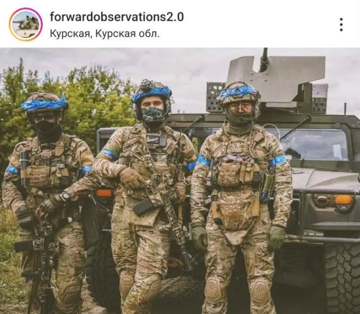Công ty quân sự tư nhân (PMC) Forward Observation Group của Mỹ đã đăng một bức ảnh cùng các thành viên của mình. Hơn nữa, vị trí địa lý chỉ ra đó là vùng lãnh thổ Kursk của Nga và có chú thích tương ứng cho ấn phẩm “Những chàng trai ở Kursk”.