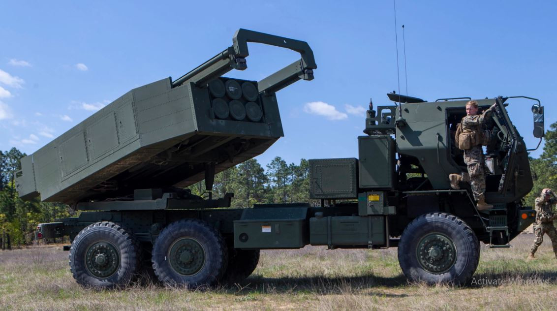 Ngoài ra, quân đội còn thường xuyên sử dụng các bệ phóng tên lửa HIMARS tấn công sâu vào sau khu vực hậu phương của Nga, để giảm sức ép cho lực lượng phòng thủ ở tuyến đầu; như tấn công vào các khu tập kết quân, kho tàng, sở chỉ huy… của Quân đội Nga.