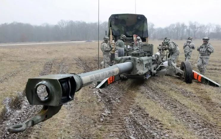 Những lời của ông Sheremet không phải chuyện đùa, cách đây vài ngày, truyền thông phương Tây cho biết, pháo xe kéo M777 bị hỏng, thợ kỹ thuật người Ukraine và thậm chí cả thợ kỹ thuật từ các nước đồng minh của Mỹ không được phép tiếp cận nó, mà phải di chuyển đến địa điểm cố định, để người Mỹ bảo trì.