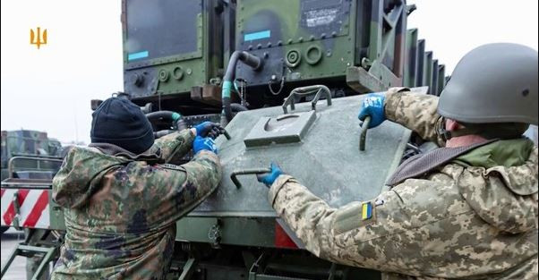 Cách đây vài ngày, khi lực lượng phòng không tầm xa Ukraine di chuyển hệ thống Patriot do Đức cung cấp đến làng Hồng quân ở phía tây thành phố Avdiivka để hỗ trợ lực lượng phòng thủ tại đây, thì đã bị UAV trinh sát của Nga phát hiện.