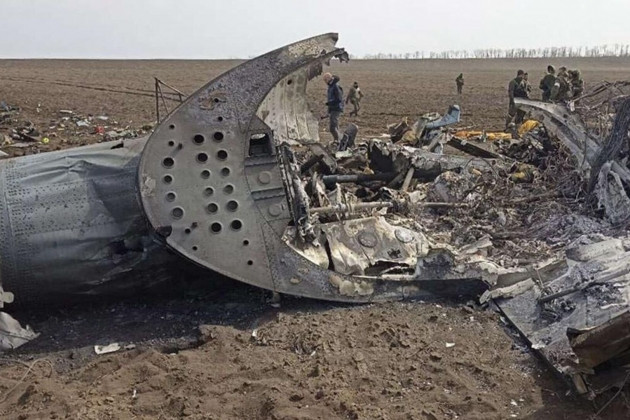 Phóng viên chiến trường Evgeniy Poddubny đã đăng đoạn video về mảnh vỡ của một chiếc trực thăng của Ukraine bốc cháy trên mặt đất trên kênh Telegram của mình. Theo Poddubny, phía Ukraine định thực hiện một cuộc đổ bộ vào khu làng gần nhất của Nga, nhằm mục đích tuyên truyền.