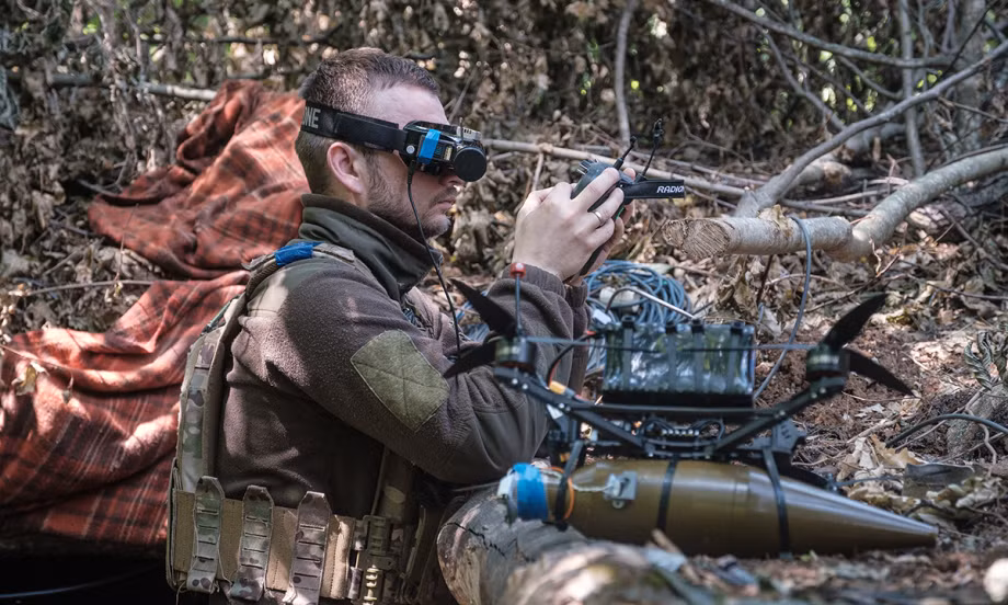 Một chỉ huy của Lữ đoàn 93 Kholodny Yar của Ukraine cho biết, “đây là 9 phi công điều khiển máy bay không người lái giỏi nhất của Quân đội Ukraine, họ là những “anh hùng Ukraine” thực sự, những người được giao nhiệm vụ đặc biệt là yểm trợ cho các lữ đoàn đột phá ở mặt trận Kursk”. 