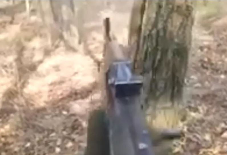 Quân Ukraine tại Kursk nhận thấy, họ đang ở trong một “cái vạc” ở vùng ngập lũ, có nhiều cây cối rậm rạp của sông Snagost và họ đang cố gắng di chuyển về phía nam tới Daryino, dọc theo con đường vượt sông duy nhất; nhưng lại bị quân Nga phục kích. Nhiều lính Ukraine đã phải ra đầu hàng quân Nga ở Kursk 