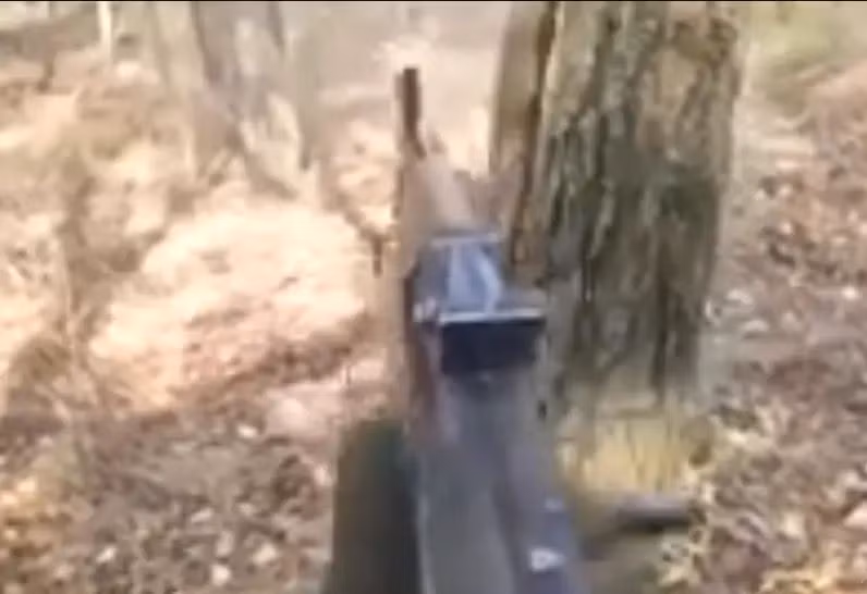 Quân Ukraine tại Kursk nhận thấy, họ đang ở trong một “cái vạc” ở vùng ngập lũ, có nhiều cây cối rậm rạp của sông Snagost và họ đang cố gắng di chuyển về phía nam tới Daryino, dọc theo con đường vượt sông duy nhất; nhưng lại bị quân Nga phục kích. Nhiều lính Ukraine đã phải ra đầu hàng quân Nga ở Kursk 