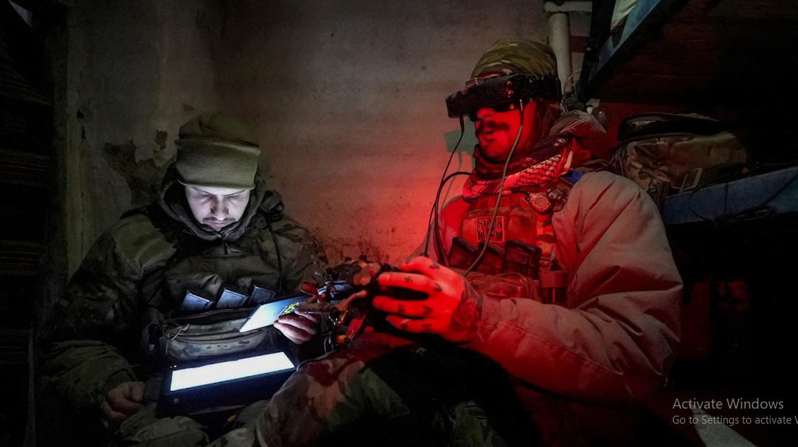 Một điều đáng chú ý là những phi công điều khiển UAV chiến đấu của Quân đội Ukraine có quyền truy cập vào mạng tình báo của NATO, để định vị các mục tiêu bằng hệ thống định vị vệ tinh GPS quân sự và để lấy thông tin về vị trí của các đơn vị Nga. 