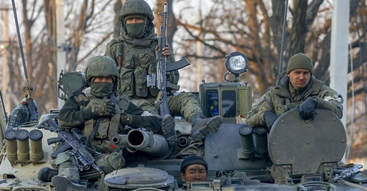 Tướng Silsky cho biết trong một bài phỏng vấn với tờ Pravda rằng, trong một lữ đoàn bộ binh cơ giới Nga, trên cơ sở một đại đội bộ binh cơ giới, được tăng cường hỏa lực xe tăng, pháo nhiệt áp, súng cối hạng nặng và các đơn vị chống tăng, tạo thành các đơn vị tấn công riêng biệt, nhằm tái chiếm các vị trí đã quân Ukraine đánh chiếm. (Hình minh họa: Telegram)