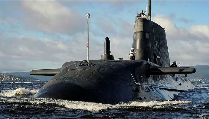 Đồng thời, Hải quân Anh cũng tiết lộ cả 6 tàu ngầm hạt nhân tấn công đều không thể ra biển thực hiện nhiệm vụ vì nhiều lý do. Hải quân Anh cho rằng việc thiếu thợ kỹ thuật hải quân và những ụ tàu khô, đã kéo dài công việc bảo trì các tàu ngầm này. 