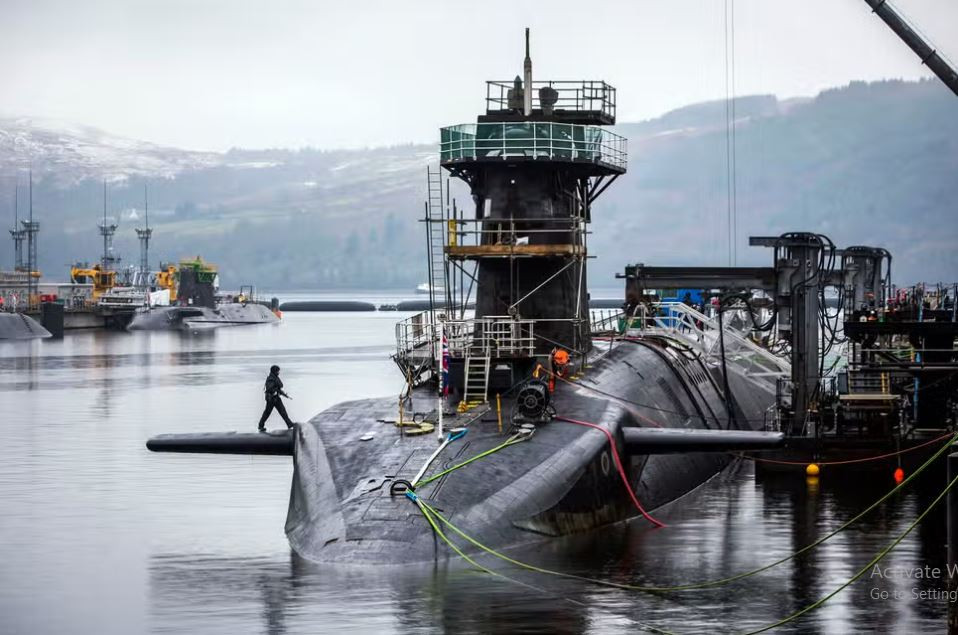 Một là, Hải quân Anh không đủ số lượng; hiện họ chỉ có 4 tàu ngầm hạt nhân chiến lược lớp Avangard, tất cả đều được đưa vào sử dụng từ những năm 1990. Tuổi thọ thiết kế của các tàu ngầm này là 25 năm, tàu ngầm đầu tiên đã hoạt động được 30 năm, tàu ngầm mới nhất đã hoạt động được 23 năm, tất cả đều sắp bị loạt biên.