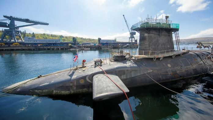 Điều này có thể suy đoán là lực lượng tàu ngầm hạt nhân của Anh cũng gặp phải tình thế tiến thoái lưỡng nan tương tự như các tàu sân bay và tàu khu trục của Hải quân Anh. Nguyên nhân có thể chỉ ra đó là: