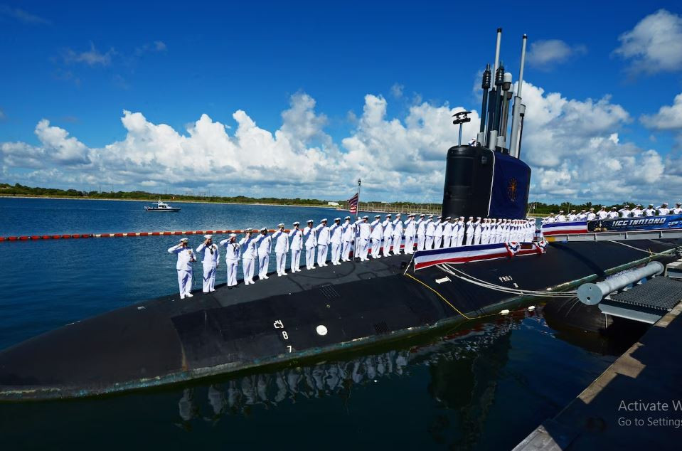 Thứ hai, sức mạnh kinh tế còn hạn chế, tàu ngầm hạt nhân được ví là “con thú ăn vàng”. Để xây dựng một lực lượng hải quân hùng mạnh, phải được hỗ trợ bởi sức mạnh kinh tế mạnh mẽ. Nhưng nhiều năm kinh tế phát triển kém, đã khiến Hải quân Anh phải đối mặt với những vấn đề cắt giảm ngân sách khổng lồ. 