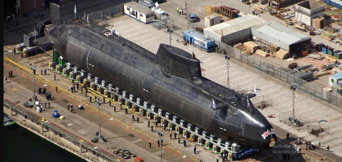 Về trang bị vũ khí, lớp tàu ngầm Astute được trang bị 6 ống phóng ngư lôi 533mm, có thể phóng ngư lôi Sailfish, tên lửa chống hạm UGM-84 Harpoon và tên lửa hành trình tấn công mặt đất Tomahawk.