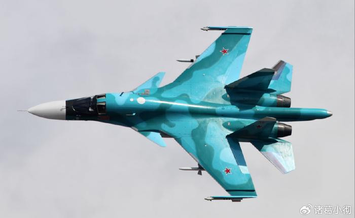 Về lịch sử ra đời của Su-34 được bắt đầu vào năm 1986; khi đó, Ban Chấp hành Trung ương Đảng Cộng sản Liên Xô ra nghị quyết, phát triển một loại "máy bay ném bom chiến đấu" mới; kết hợp giữa máy bay chiến đấu và máy bay ném bom thông thường. Yêu cầu của loại máy bay mới này, có tốc độ bay cao hơn và giảm yêu cầu về chiều dài đường băng cất cánh. Sau này thường gọi là tiêm kích bom hoặc máy bay chiến đấu ném bom.