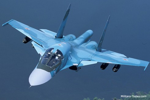 Về động cơ, Su-34 sử dụng động cơ phản lực cánh quạt AL31FM1, có thể thay thế bằng động cơ AL31F được sử dụng trên một số máy bay Su-27 đời đầu, không chỉ tiết kiệm chi phí mà còn đảm bảo đủ năng lực hậu cần thời chiến. Bản thân lực đẩy của động cơ có thể đạt tới 13.500 kg, giúp Su-34 có khả năng khởi động và tốc độ bay tương đối nhanh.