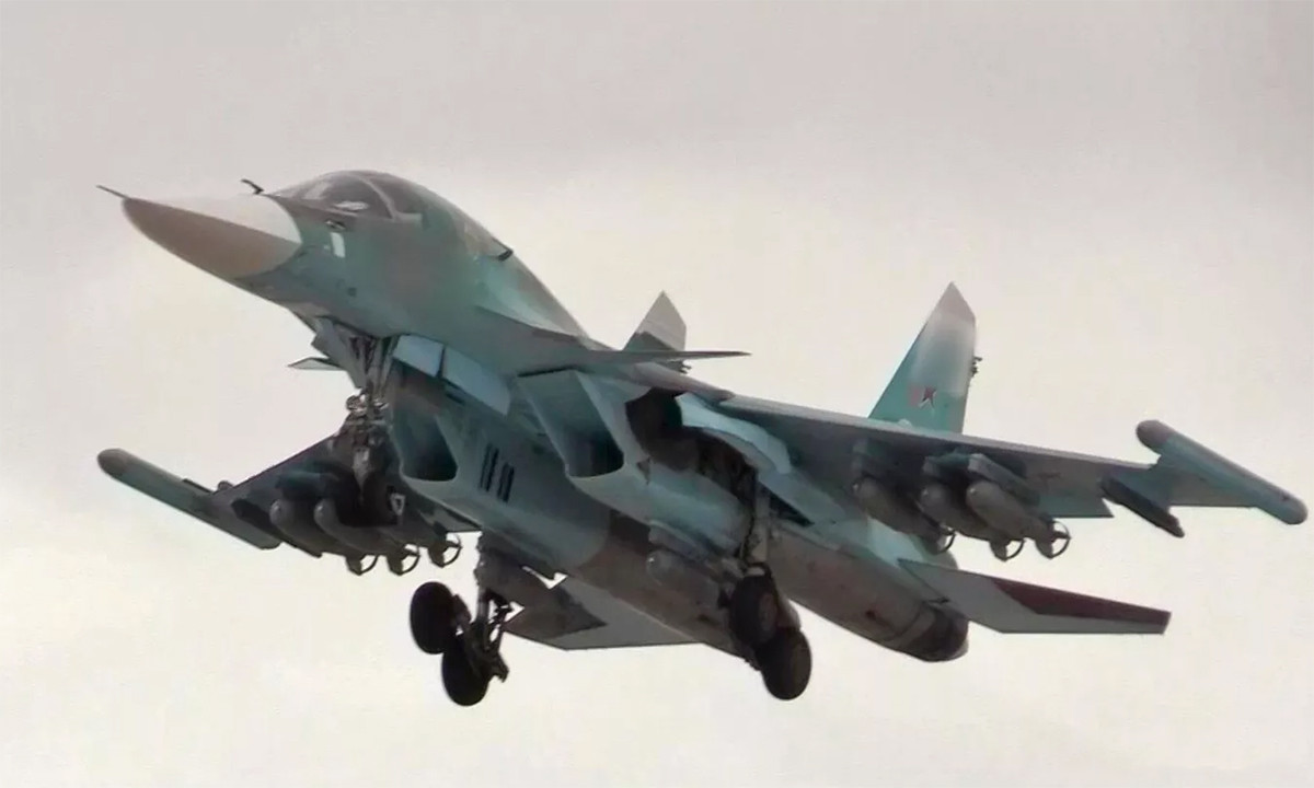 Nhìn chung, khả năng bay và khả năng cơ động của Su-34 tương đối tốt, có tải trọng bom lớn, tầm hoạt động xa, sử dụng được nhiều loại vũ khí dẫn đường; khi phối hợp với các lực lượng mặt đất và đội hình trên không khác, có thể đánh bại các lực lượng mặt đất và đội hình không quân khác.