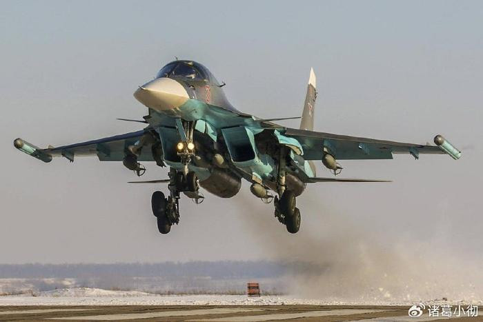 Tuy nhiên công bằng đánh giá, Su-34 là chuẩn mực cho máy bay tiêm kích bom. Một trong những đặc điểm nổi bật của Su-34 là khả năng cơ động, nhờ thừa hưởng từ tính năng này của máy bay chiến đấu Su-27, khi Su-34 vẫn giữ nguyên bố cục khí động học của Su- 27, chỉ thay đổi cấu trúc buồng lái để hai phi công ngồi cạnh nhau, tạo thành hình dạng mũi hơi phẳng.