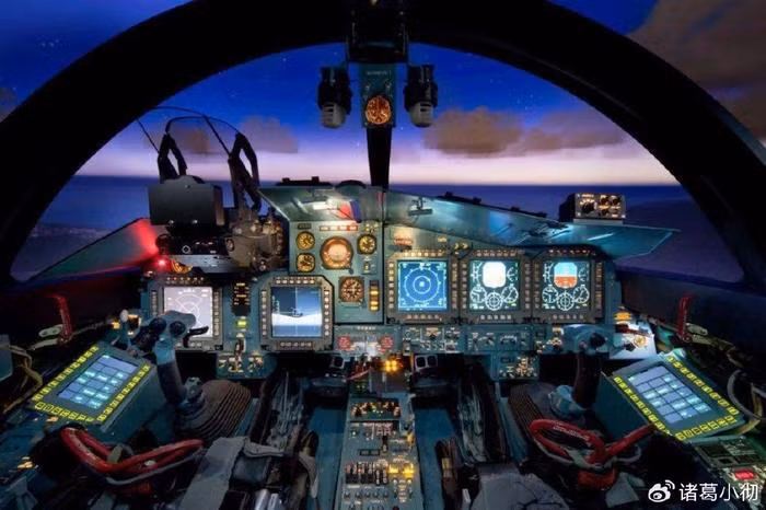 Thông tin công khai cho thấy, phạm vi phát hiện mục tiêu trên không của radar V004 có thể lên tới 250 km, và có thể theo dõi đồng thời 10 mục tiêu cùng một lúc; khóa và tấn công đồng thời 4 mục tiêu trong số đó. Kết hợp với chức năng theo dõi địa hình tự động của radar, có thể nói rằng, bất kể mục tiêu bay trên không hay chạy trên mặt đất, rất khó để thoát khỏi đòn tấn công chính xác nó.