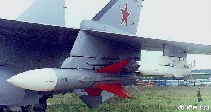 Về vũ khí, Su-34 được trang bị pháo 30mm để cận chiến hoặc tấn công mục tiêu mặt đất. Về tải trọng vũ khí, Su-34 trong một lần cất cánh, tối đa có thể lên tới 8.000 kg. Su-34 có tổng cộng 12 mấu cứng dưới cánh và bụng, có thể lắp các tên lửa không đối không, tên lửa dẫn đường bằng laser, tên lửa chống bức xạ và tên lửa không đối hạm và hiện nay là cả tên lửa hành trình tầm xa và tên lửa siêu thanh Kinzhal.