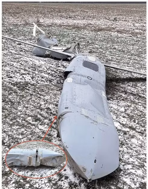 Sau đó vào tháng 1/2023, không lâu sau khi Dự án "504AP" bị lộ, dựa trên tàn tích của những quả tên lửa Kh-101 chưa nổ bị Ukraine thu giữ trên chiến trường đã xác nhận thông tin này. Theo những bức ảnh do Ukraine công bố, một bệ phóng đạn mồi bẫy được lắp dưới đầu đạn của tên lửa Kh-101. 