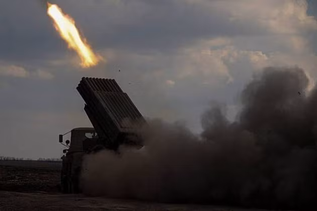 Tại làng Kleshcheevka, quân đội Nga đã tấn công kho đạn dã chiến của Ukraine bằng pháo phản lực phóng loạt MLRS BM-21 Grad. Bản thân ngôi làng phần lớn vẫn nằm trong “vùng xám” và cũng là nơi diễn ra những trận đánh ác liệt. 