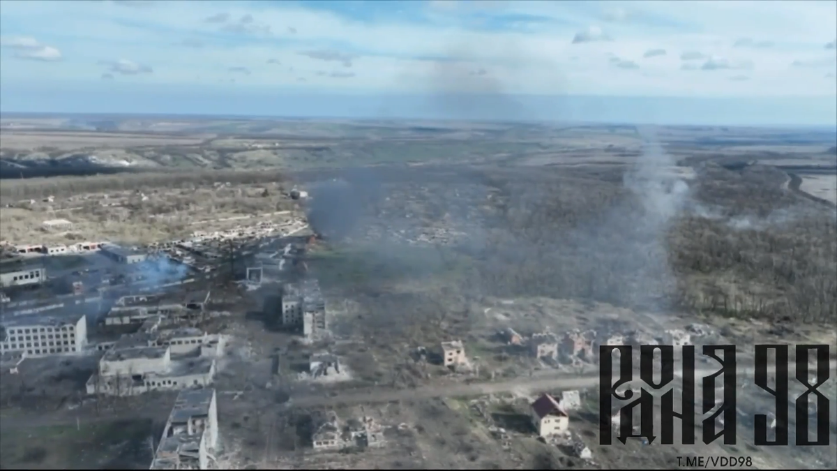 Trong khi đó, theo thông tin từ các nguồn của cả Nga và Ukraine, quân Ukraine đã chịu tổn thất rất nặng theo hướng này, khi lực lượng không quân chiến thuật của Nga thực sự đang san bằng tất cả các công sự của Ukraine bằng bom lượn có điều khiển.