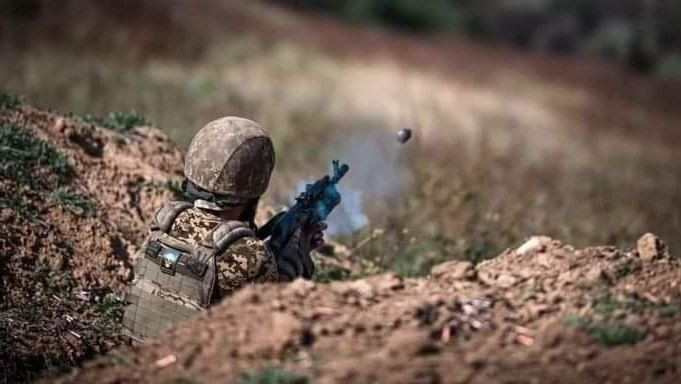 Trong khi ở mặt trận Kurakhove, Quân đội Nga dùng chiến thuật "săn sói", buộc quân Ukraine phải rút lui. Tình hình phòng thủ của quân Ukraine ở chiến trường Donbass đang gặp nhiều khó khăn. Truyền thông Nga đưa tin, tuyến phòng thủ của Quân đội Ukraine ở phía nam Kurakhove đang xấu đi nhanh chóng. 