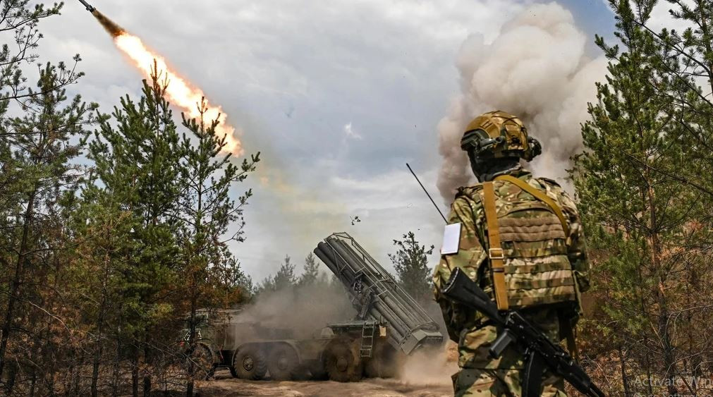 Trong những tuần qua, giao tranh giữa Nga và Ukraine vẫn quyết liệt trên nhiều mặt trận. Kể từ ngày 18/11, Quân đội Nga liên tục thu hẹp vòng vây của Ukraine ở tỉnh Kursk. Ngày 20/11, Bộ Quốc phòng Nga thông báo đã tiêu diệt một phần Quân đội Ukraine bị bao vây ở Kursk. Trong khi tình hình quân Ukraine ở Kursk ngày càng gặp nhiều khó khăn.