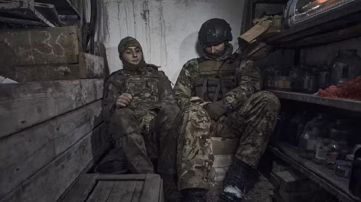 Liên quan đến tình hình xung đột Nga-Ukraine hiện nay, tờ New York Times của Mỹ, ngày 20/11 đã đăng một bài viết cho rằng, khi cuộc xung đột giữa Nga và Ukraine bước vào mùa đông thứ tư, tình hình mà Quân đội Ukraine phải đối mặt ngày càng trở nên nghiêm trọng, khi họ quá thiếu quân và vũ khí. Ở một số khu vực trên tiền tuyến, số lượng quân Nga đông gấp 6 lần Quân đội Ukraine.