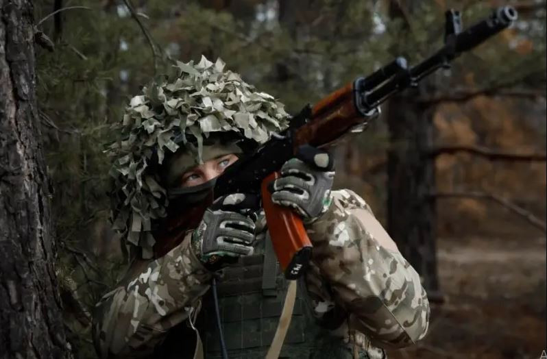 Kênh Rybar cho biết, tại Novoselidovka, Quân đội Nga đã tiến vào phần phía nam của ngôi làng, cũng như dọc theo một loạt vành đai rừng gần đó trên một khu vực rộng tới 3,25 km và có độ sâu 1,45 km. Sau đó quân Nga đã tiến đến vùng ngoại ô làng Pustynka, và bắt đầu tấn công vào khu định cư này.