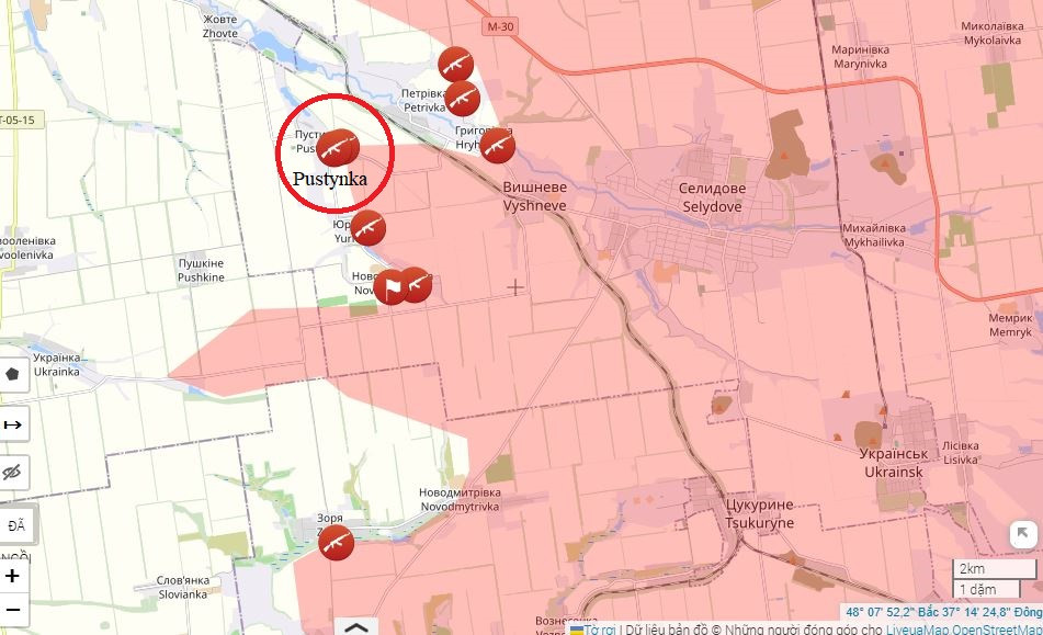 Điều đáng chú ý là Pustynka là một khu làng nhỏ, nằm cách Selidovo 1km. Trước khi bùng nổ các trận đánh ác liệt trong khu vực, ngôi làng chỉ có vài chục người sống trong đó. Sau khi thành phố Selidovo nằm dưới sự kiểm soát của quân Nga, quân Ukraine đã rút lui về Pustynka, cố gắng tổ chức một khu vực phòng thủ tại đây.