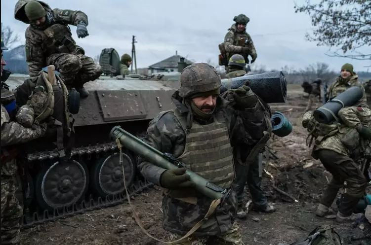 Hiện các khu vực xung quanh Bakhmut như Seversk, Slavyansk, Kramatorsk, Druzhkovka, Konstantinovka, Malinka, Avadivka và Chasov Yar Quân đội Ukraine đã hỗ trợ lực lượng của họ ở Bakhmut để kiềm chế và ngăn chặn Quân đội Nga tấn công.