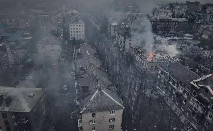 Quân Nga chia lực lượng Ukraine đang mắc kẹt ở Bakhmut thành nhiều ô vuông, sau đó tập trung hỏa lực tiêu diệt từng ô một; với việc tập trung hỏa lực như vậy, quân Nga đã đạt hiệu quả tấn công tối đa, đồng thời đảm bảo thương vong tới mức thấp nhất. Chiến thuật này có thể được mô tả là rất thành công.