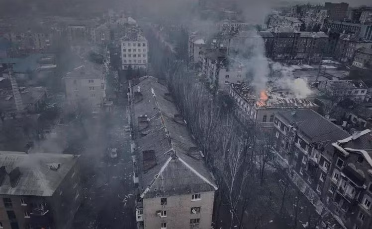 Quân Nga chia lực lượng Ukraine đang mắc kẹt ở Bakhmut thành nhiều ô vuông, sau đó tập trung hỏa lực tiêu diệt từng ô một; với việc tập trung hỏa lực như vậy, quân Nga đã đạt hiệu quả tấn công tối đa, đồng thời đảm bảo thương vong tới mức thấp nhất. Chiến thuật này có thể được mô tả là rất thành công.