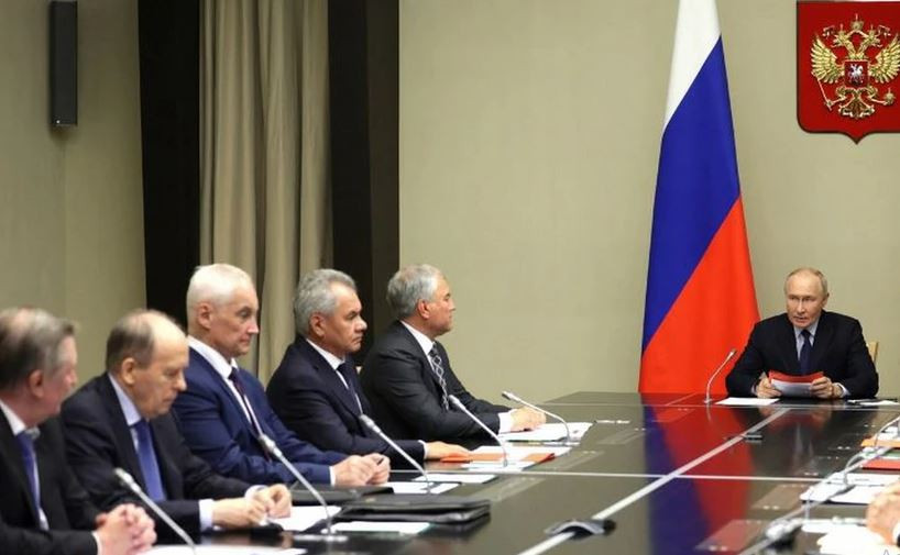 Trong khi giao tranh ở Kursk diễn ra ác liệt và Quân đội Nga không thể tiến quân, nhưng Tổng thống Putin vẫn có thời gian đến thăm Azerbaijan và thị sát Cộng hòa tự trị Bắc Kavkaz. Có vẻ như giao tranh ở Kursk không phải là “ưu tiên” của ông Putin. Có thể thấy ông Putin vẫn nắm rõ tình hình chiến sự hiện nay. 