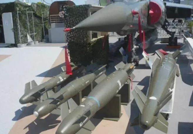 Pháp cũng đang chuẩn bị tăng gấp đôi sản lượng bom dẫn đường AASM Hammer lên 1.200 quả mỗi năm (đầu năm nay, Pháp tuyên bố sẽ cung cấp cho Ukraine 50 quả bom mỗi tháng) và sửa đổi AASM Hammer để có thể lắp đặt trên máy bay chiến đấu MiG-29 hoặc Su-24M của Ukraine và cả máy bay F-16 được Ukraine mua trong tương lai. 