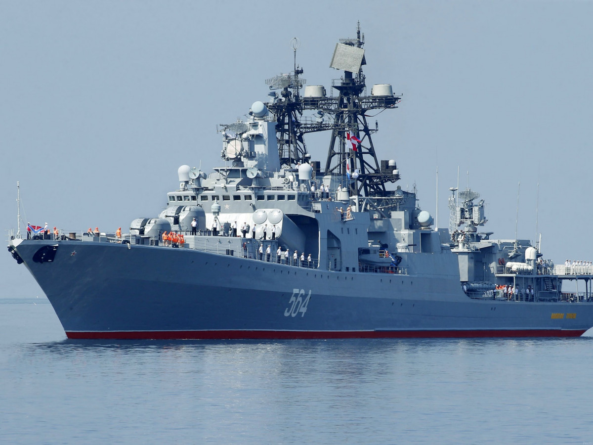 Đoạn video do mạng vệ tinh của Nga tung ra đã ghi lại đầy đủ toàn bộ việc tàu chống ngầm Đô đốc Tributz đã kịp thời ngăn chặn và cảnh báo cho tàu chiến Mỹ rời khỏi lãnh hải Nga. Khi nhận được cảnh báo từ tàu chiến Nga, chiếc USS Chafee đã đổi hướng và quay lại lúc 5:50 chiều, và cách tàu Nga chưa đầy 60 m vào thời điểm gần nhất.